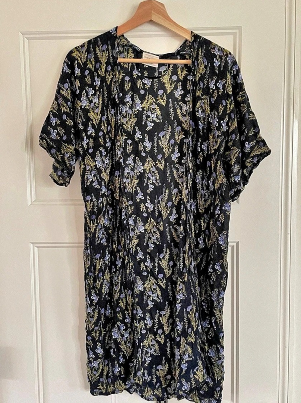 Melrose and Market Floral Robe in Black & Blue Like New